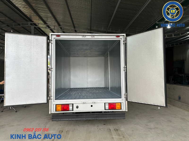 hyundai-n250-2-5-tan-thung-kin-dai-3m6 Hyundai N250 2.5 tấn thùng kín dài 3m6