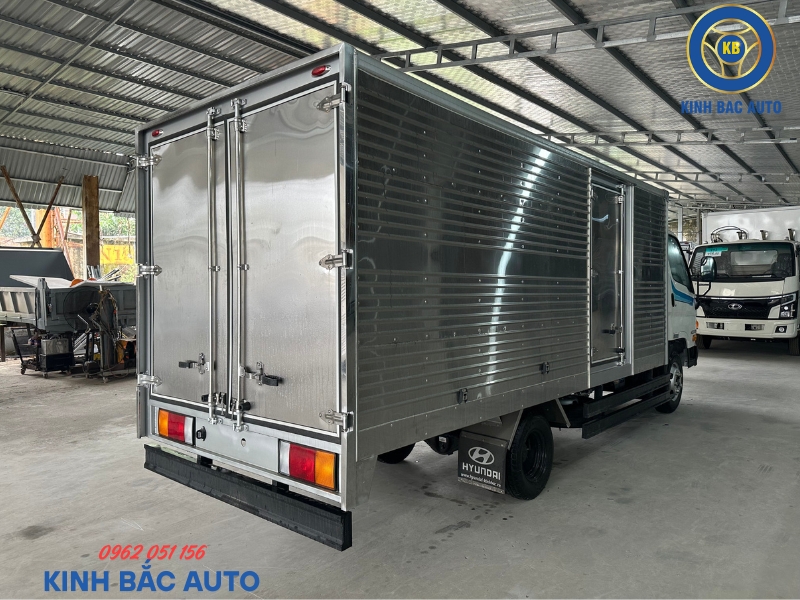 hyundai-n250sl-2-5-tan-thung-kin-dai-4m5-3 Hyundai N250SL 2.5 tấn thùng kín dài 4m5