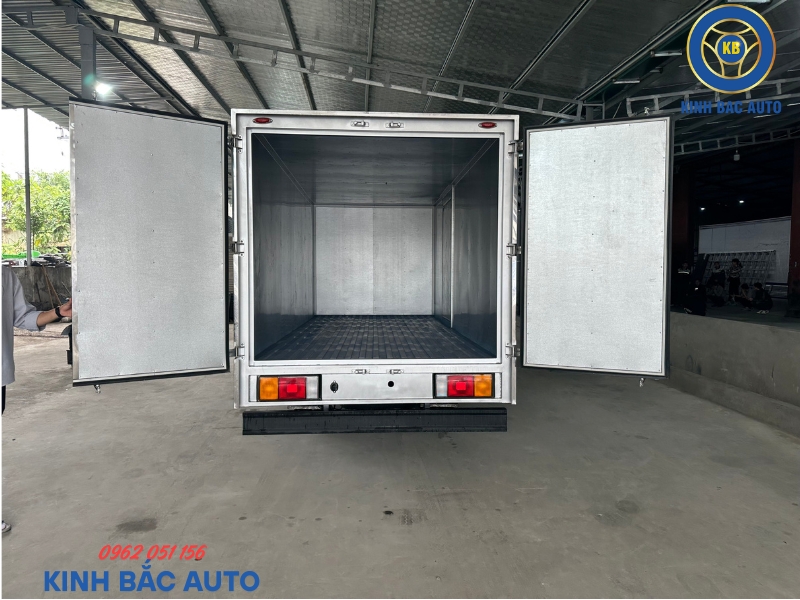 hyundai-n250sl-2-5-tan-thung-kin-dai-4m5 Hyundai N250SL 2.5 tấn thùng kín dài 4m5