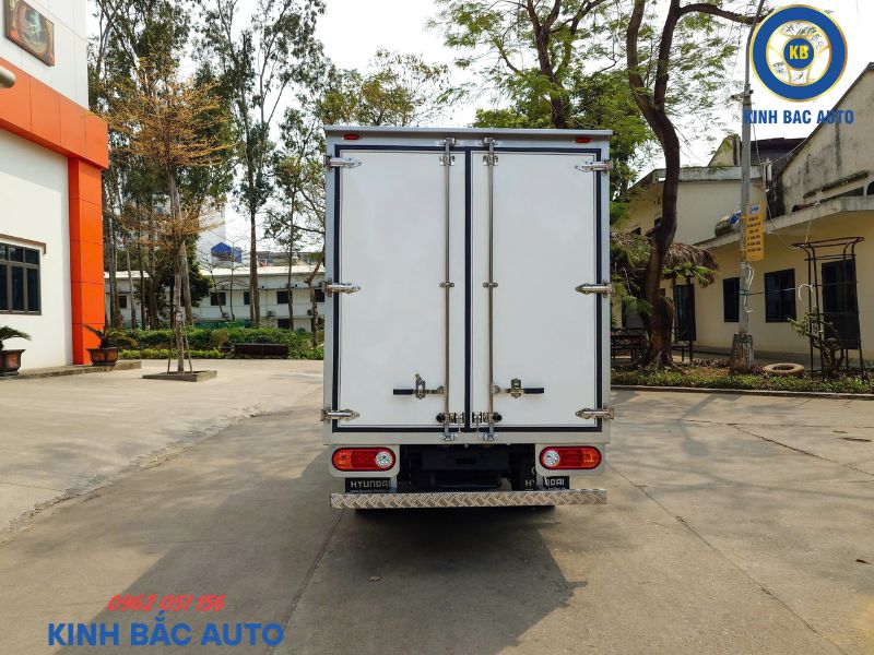 hyundai-porter-h150-1-5-tan-thung-composite-dai-3m1 (3) Hyundai Porter H150 1.5 tấn thùng composite dài 3m1