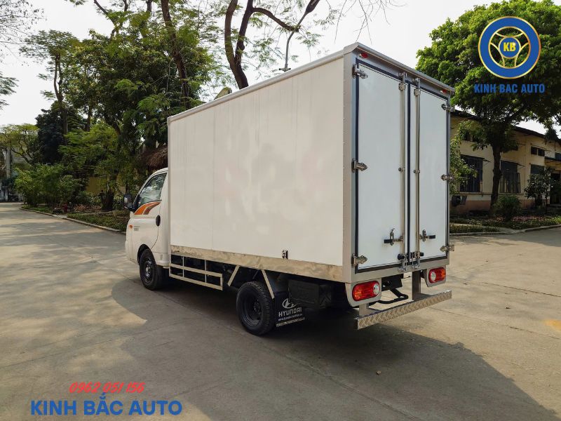 hyundai-porter-h150-1-5-tan-thung-composite-dai-3m1 Hyundai Porter H150 1.5 tấn thùng composite dài 3m1